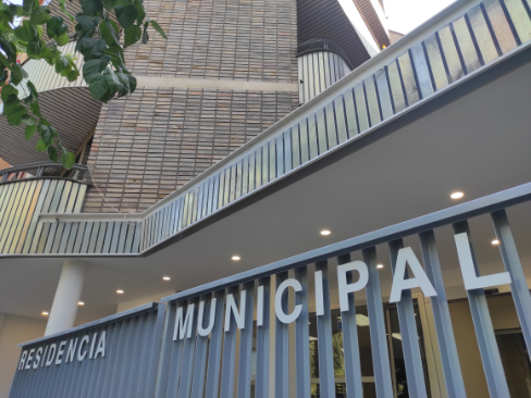 Parte frontal de la residencia municipal Riosol de Monzón, en la que se muestra los detalles metálicos de las vallas metálicas que conforman la fachada del edificio