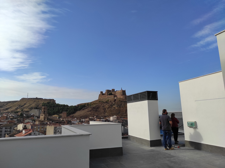 Vista del castillo de Monzón desde la terrazade un edificio reformado, cuyo nombre es vianneto, que tiene un estilo minimalista.